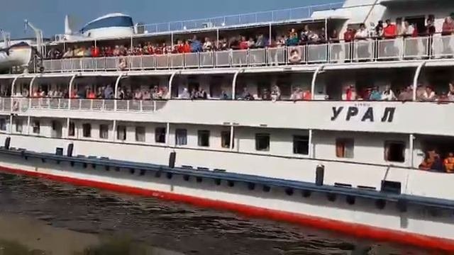 Теплоход Урал подходит к Перми