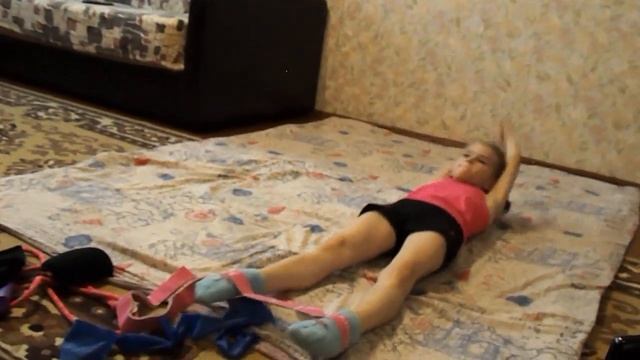 1ЧАСТЬ Разминка по художественной гимнастике с Mis Лерик , тянем стопы, ноги, спину с резиной 30 ми смотреть онлайн