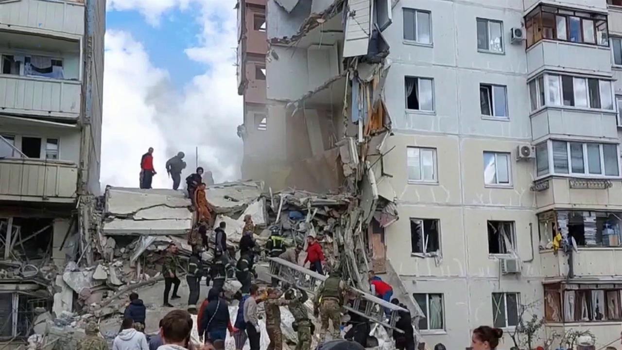 В Белгороде в результате атаки боевиков обрушился подъезд многоэтажного дома