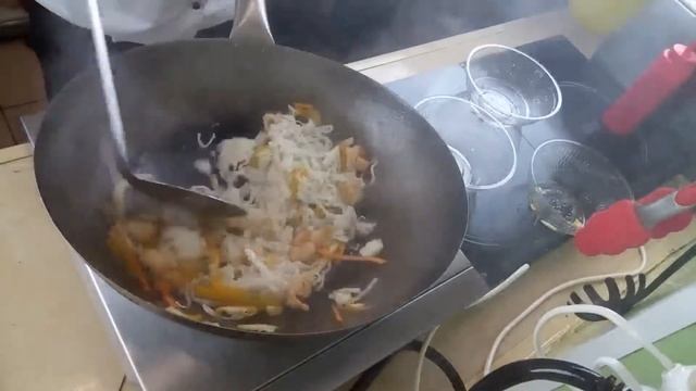 Как готовят Удон с креветками в ресторане Островок Суши