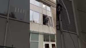 Замена глухого стеклопакета на вентиляционную решётку на Новгородской 23, в БЦ "Базель"