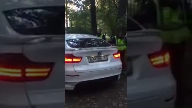 Сотрудник ДПС разбивает стекло bmv x6 смотреть онлайн