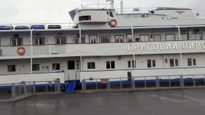 В Твери аншлаг, речные корабли стоят в очередь, чтобы прислать к речном вокзалу.