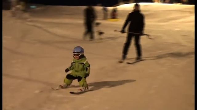 Горные лыжи. 2,5 года (2,5 year old kid skier) смотреть онлайн