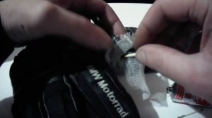 Ремонт кожаных мотоперчаток с помощью жидкой латки