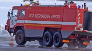 В аэропорту пожарные машины делают скоростную "змейку" и другие аэродромные тренировки водителей