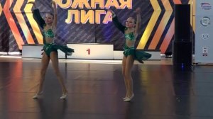 Акробатический номер девочек черлидерш. Дуэт. Спортивная хореография