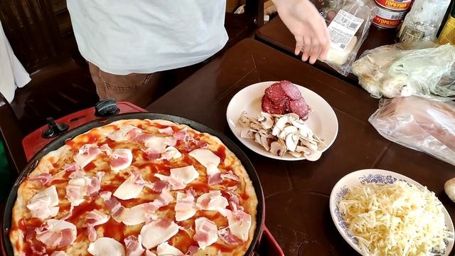 Готовлю пиццу с моцареллой, беконом, салями и шампиньонами! Домашняя пицца!
