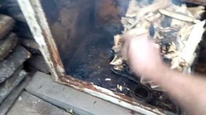 очуметь можно))))коптилка из старого холодильника!!! коптим вместе селёдку вместе с вами!