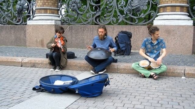 Супер крутые уличные музыканты в Питер. Завораживающая игра на ханге.Релакс, медитация.