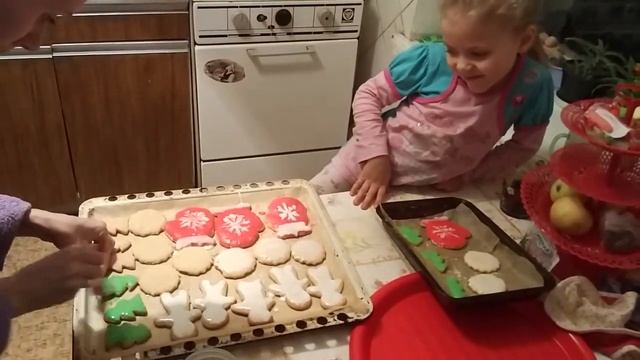 Готовим новогодние печеньки! смотреть онлайн