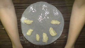 Рогалики с мармеладом из слоеного теста