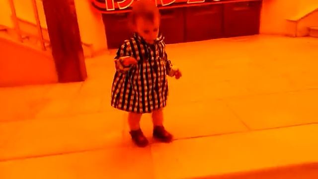 Папа учит дочку спускаться по лестнице смотреть онлайн