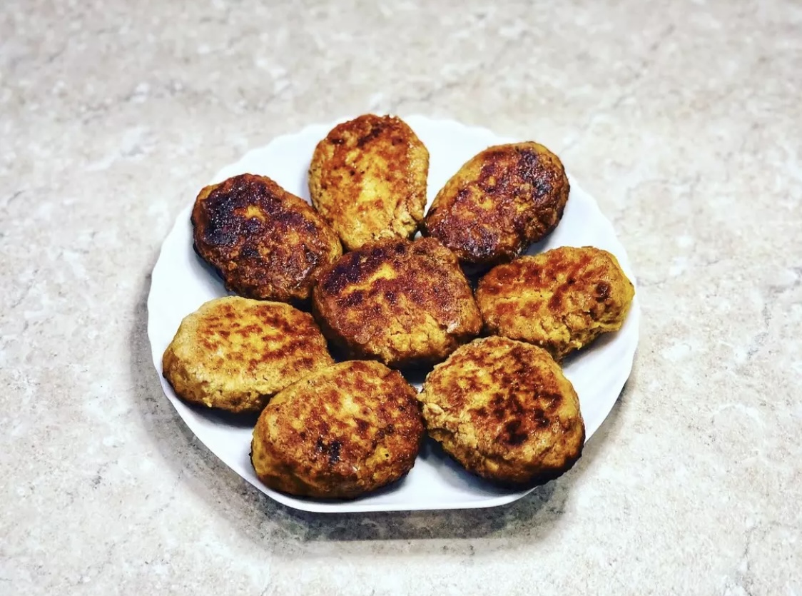 Кому фирменных котлет? Котлеты получаются вкусные, сочные, нежные и красивого цвета.