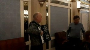 Под небом Парижа (Sous le ciel de Paris) Аккордеонист Николай.