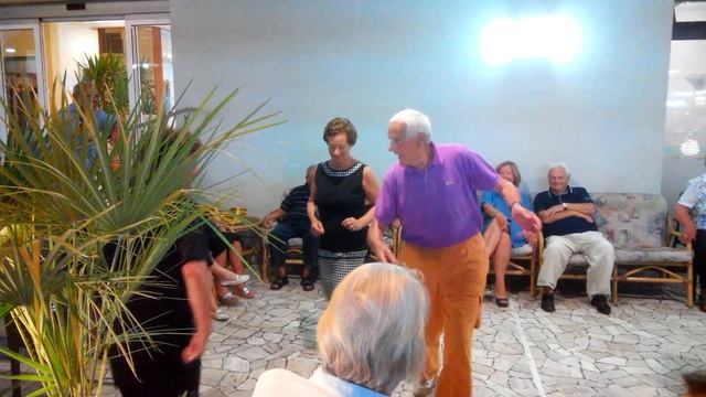 Как отжигают милые пенсионеры на Итальянском курорте в Римини смотреть онлайн