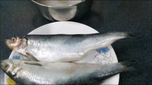 Солю селёдку только так. Магазинная рядом не стояла.