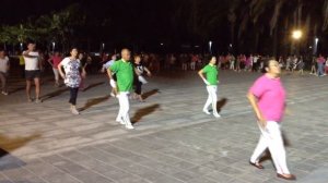 Китайская зарядка на площади.