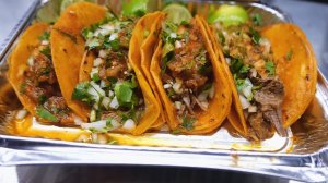 Тако с тушеной говядиной. Популярное блюдо мексиканской кухни.