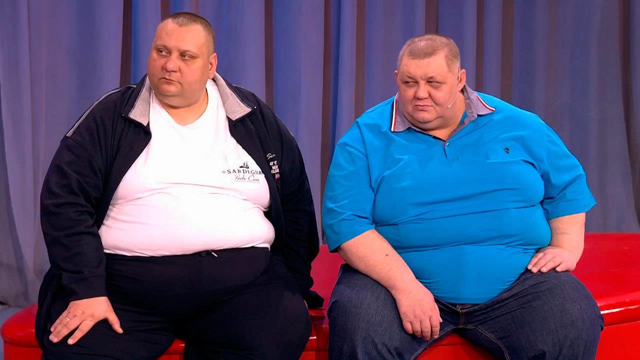 Толпа жирных мужиков. Два толстяка.