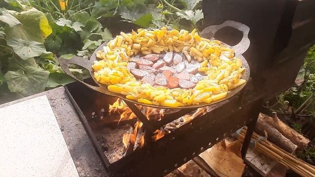 Колбаски с жареной картошкой на САДЖе.