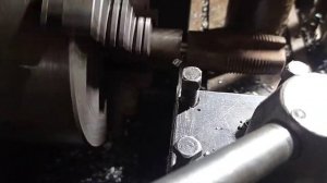 Добились что-бы токарный станок отрезал. Режем р6м5