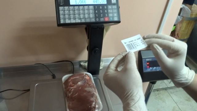 Передача мяса от мясника продавцу в мясном магазине смотреть онлайн