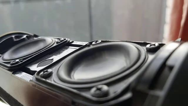Jbl Flip 4   Broken woofer 90% Vol