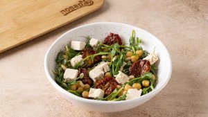 Салат с нутом, вялеными томатами и орехами