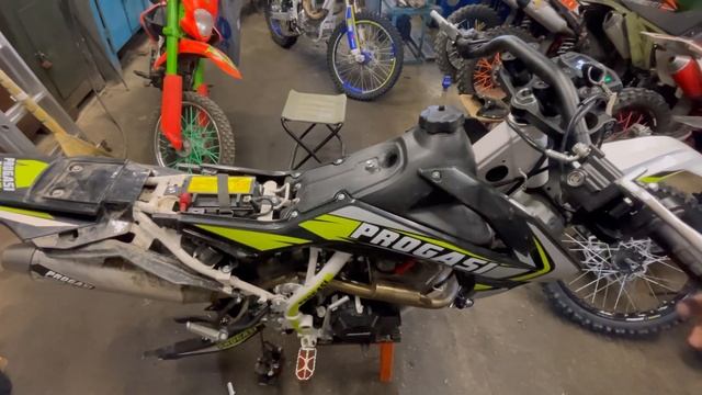 Сезонная подготовка эндуро мотоцикла.Замена масла в вилке. смотреть онлайн