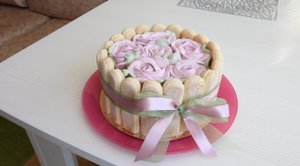 Торт с печеньем Савоярди украшенный зефирными розами
