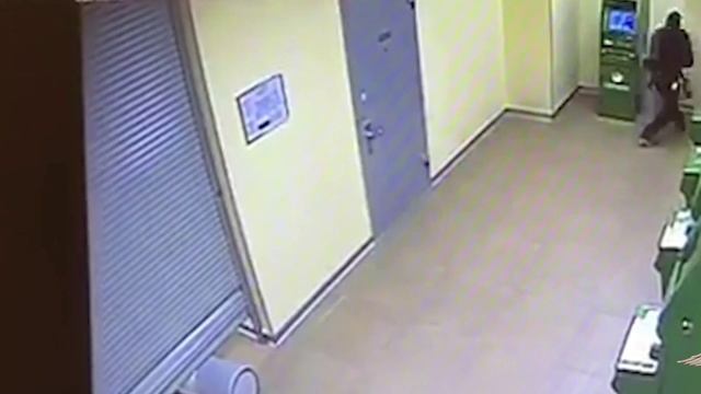 Взломать банкомат решили два оленя. Начитавшись в интернете два придурка пошли на дело. Сели.