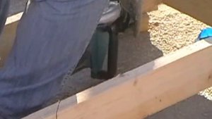 Установка укосины в стене каркасного дома.