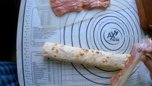 сытный завтрак: рулет из лаваша с сыром, сосиской и беконом