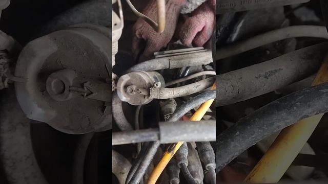 замена масло. как выкрутить маслянный фильтр, если нет ключа #заменамасла#фильтр# смотреть онлайн