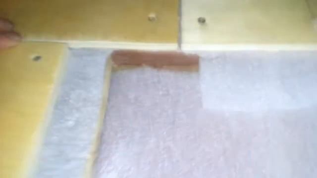 Выравниваем  кривой пол фанерой.
