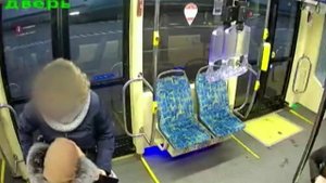 В Москве мужчина избил беременную женщину в трамвае