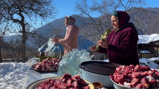 A real Village Canned Meat in Glass Jars made of a Huge Beef Leg смотреть онлайн