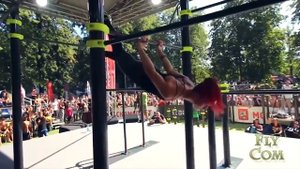 Девушки на турниках. Мужики, а вы так можете?