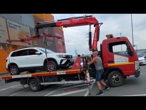 Эвакуация с инвалидного места у МЕГАМАГ. смотреть онлайн