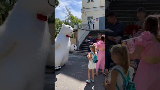 Белый мишка на выписке из роддома #хабаровск #медведь #поздравление #белыймишка #эмоции #выписка