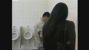 Розыгрыш в мужском туалете (Бразилия)