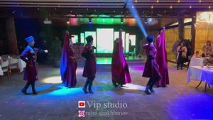 Красивый танец для туристов из России