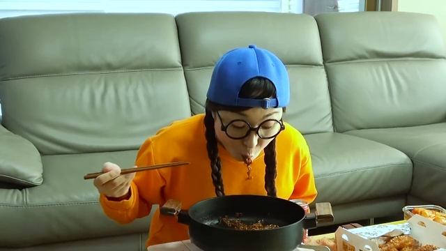 Черная лапша Колбаса Токпокки Мукбанг ДОНА DONA смотреть онлайн