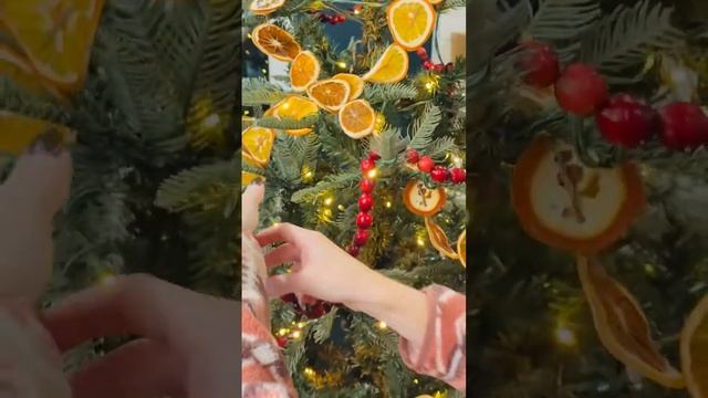 Dried Orange Garland Christmas tree #driedorange #cranberrygarland #christmastree