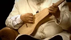 Комуз куулору, Минус - жалган бир жалаага ишенип.