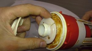 Бачок унитаза не держал воду и она постоянно журчала, оказывается дело было в колечке