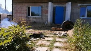 пошагово вытаскиваю дорожную плиту