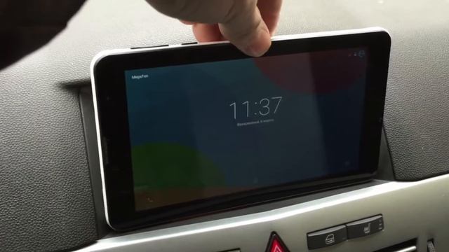 Магнитное крепление планшета в автомобиле