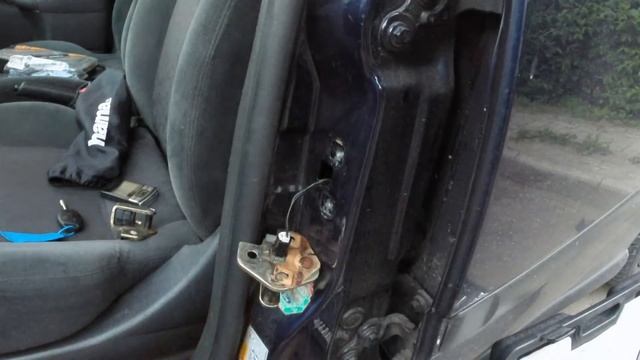How to replace door latch with switch - Ford Focus 2001